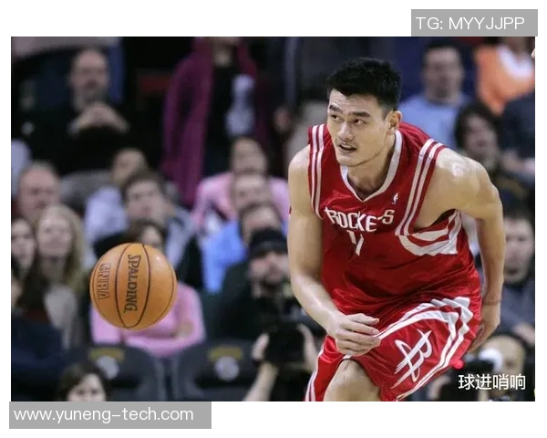 姚明贴身转身的精彩瞬间揭示篮球技巧与力量的完美结合